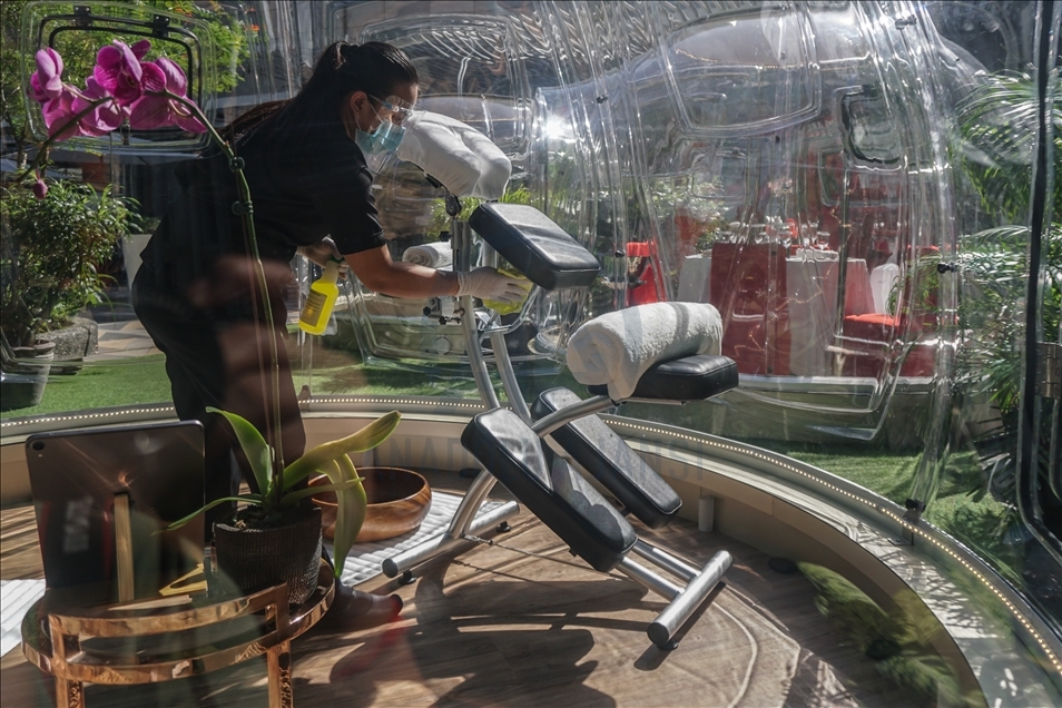 Një restorant në Manila të Filipineve u shërben klientëve me "balona" të distancës sociale