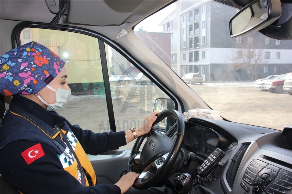 Hakkari'de kadın ambulans şoförü hastaların imdadına yetişiyor