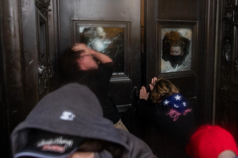 ABD'de Trump destekçileri polis barikatını aşarak Kongre binasına girdi