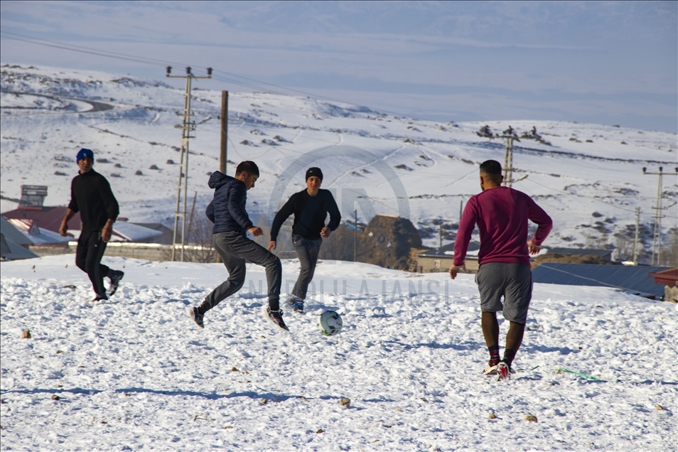 Ciwanên gund guh nadin berf û sermayê futbolê dilîzin 2