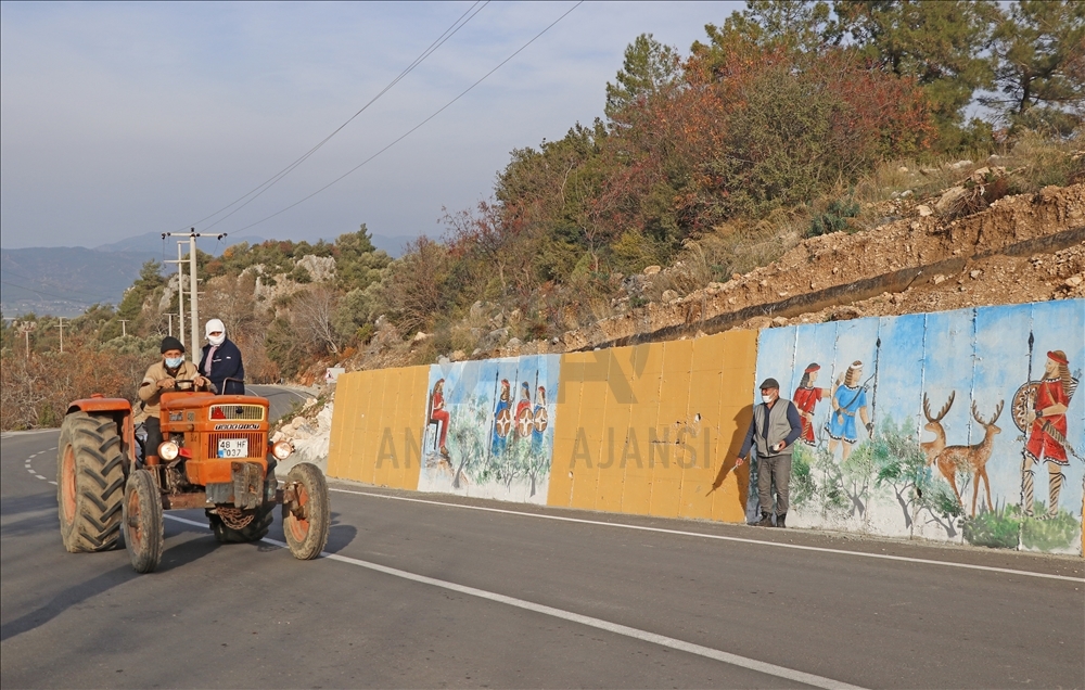 Muğla'da antik kent önündeki istinat duvarı Likya figürleriyle renklendirildi