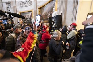 États-Unis, les partisans de Trump franchissent les barricades de police et entrent dans le bâtiment du Congrès