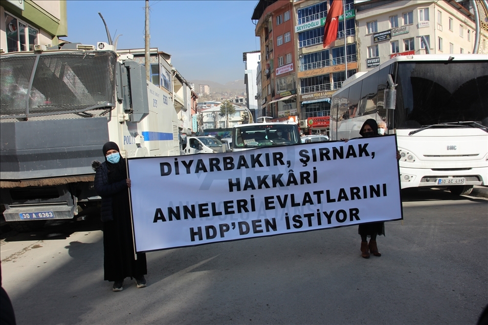 Li Hekariyê mexdûrên terorê li pêşiya Serokatiya Bajêr a HDPyê çalakî kirin