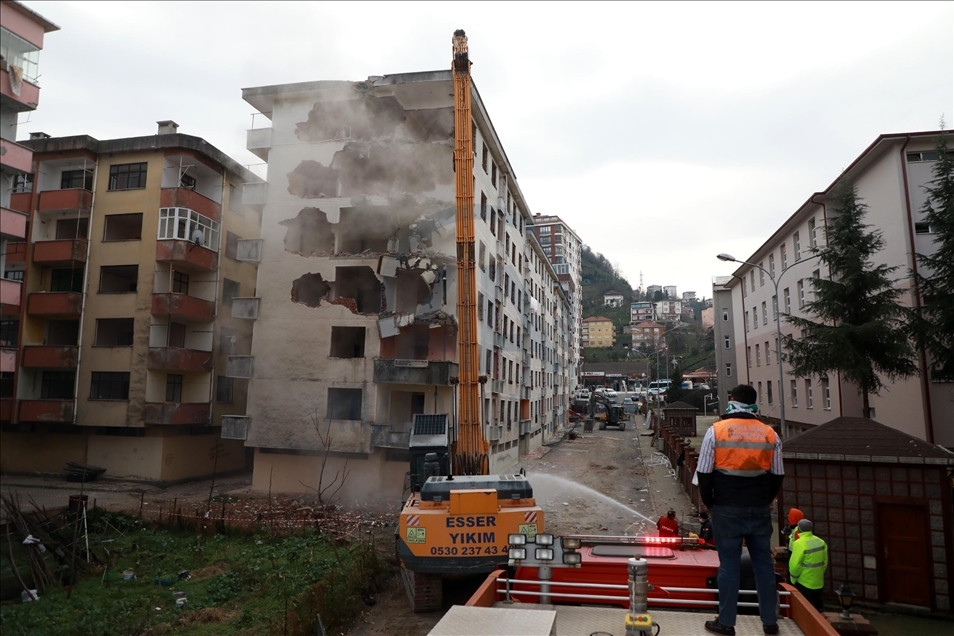 Rize'de "Pisa Kuleleri" diye adlandırılan binaların da bulunduğu yapıların yıkımına başlandı
