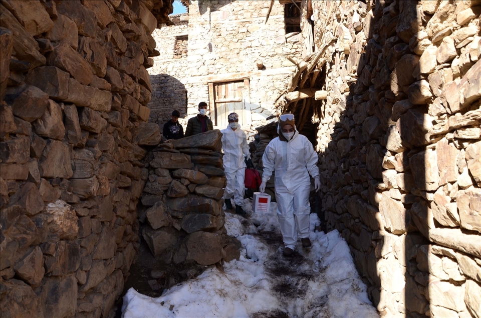 Filyasyon ekipleri, karla kaplı dağ köylerinde salgının izini sürüyor