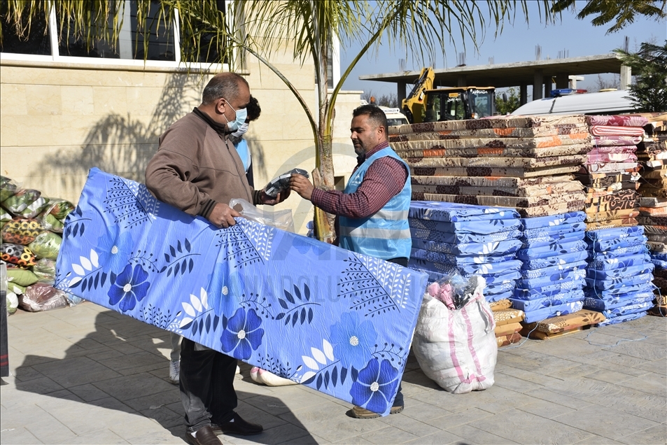 İnsan Vakfından Lübnan'da çadır kampları yanan onlarca Suriyeli mülteci aileye yardım