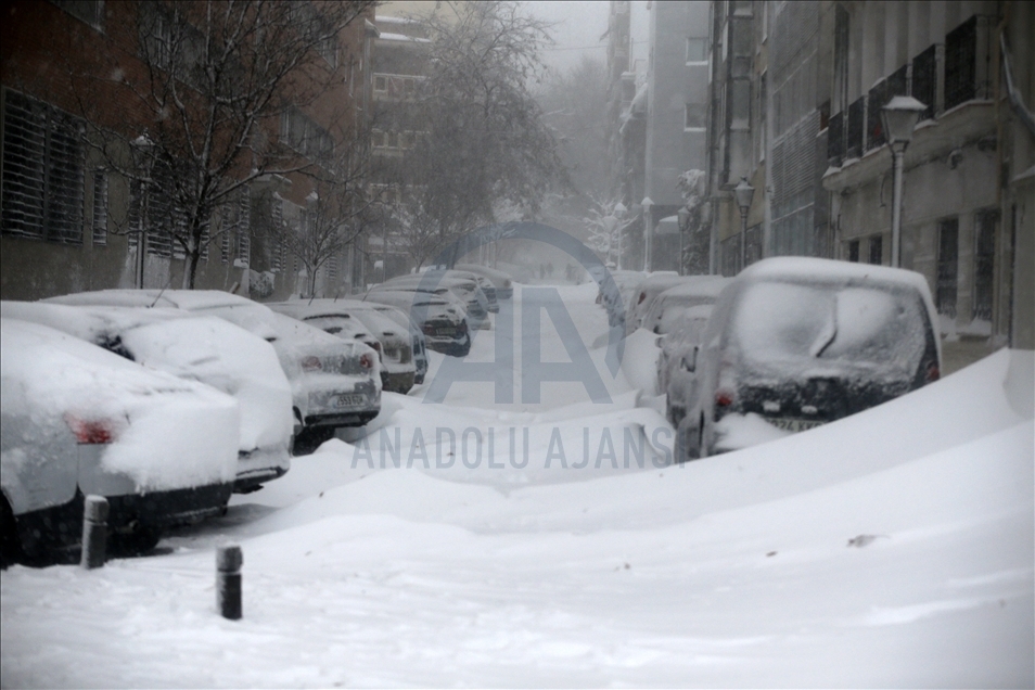 Nevada en Madrid mientras las temperaturas siguen bajando en España