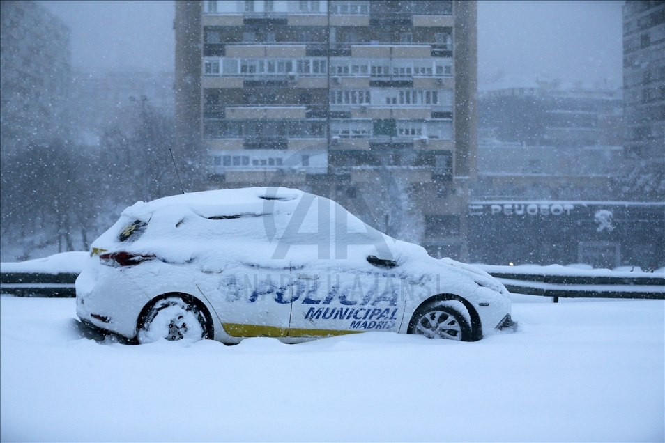 Nevada en Madrid mientras las temperaturas siguen bajando en España