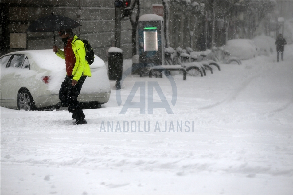 Nevada en Madrid mientras las temperaturas siguen bajando en España