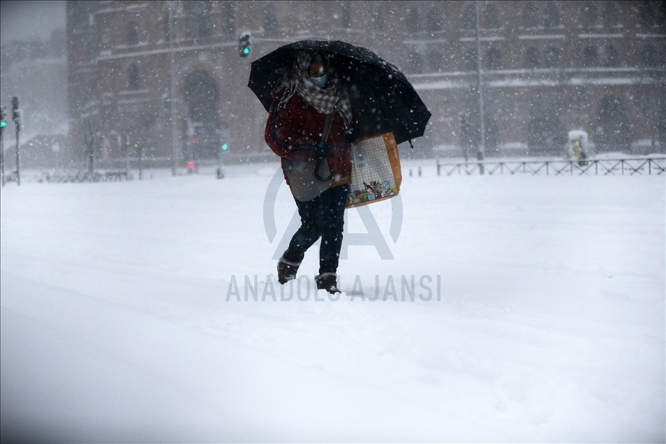 Nevada en Madrid mientras las temperaturas siguen bajando en España