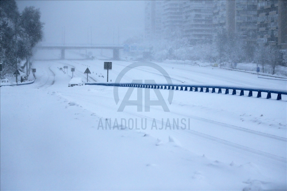 Nevada en Madrid mientras las temperaturas siguen bajando en España