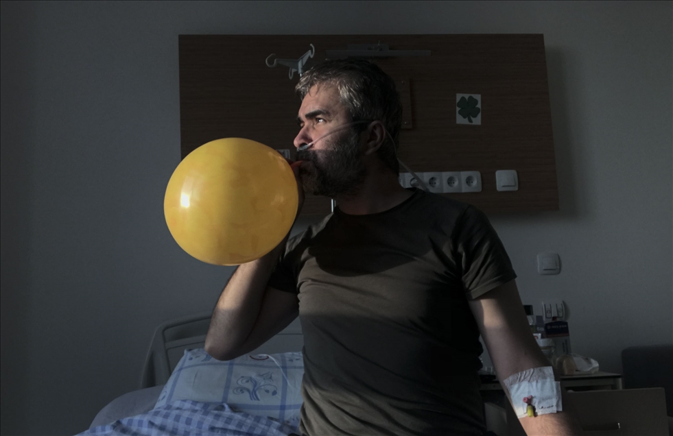 AA photojournalist Aydogan, who beated Covid-19, photograph his treatment process