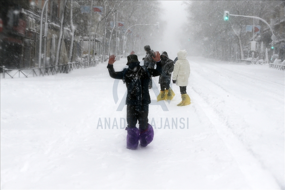 Nevada en Madrid mientras las temperaturas siguen bajando en España