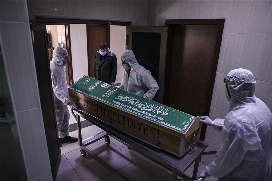 Kovid-19'dan ölenlerin defin işlemleri virüse karşı alınan önlemlerle yapılıyor