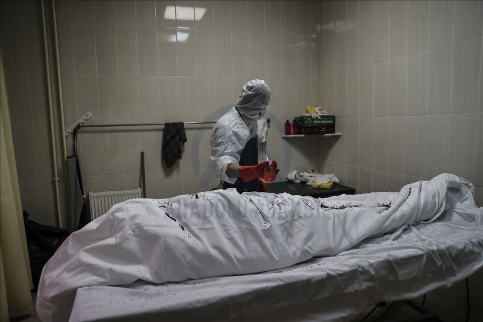 Kovid-19'dan ölenlerin defin işlemleri virüse karşı alınan önlemlerle yapılıyor
