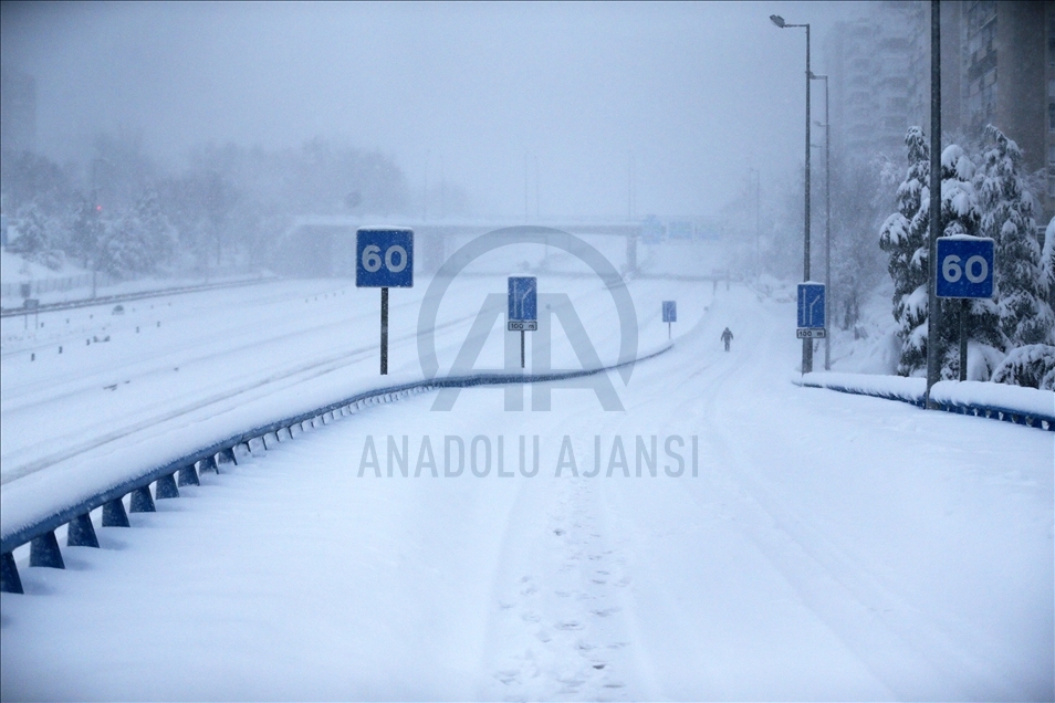 Nevada en Madrid mientras las temperaturas siguen bajando en España