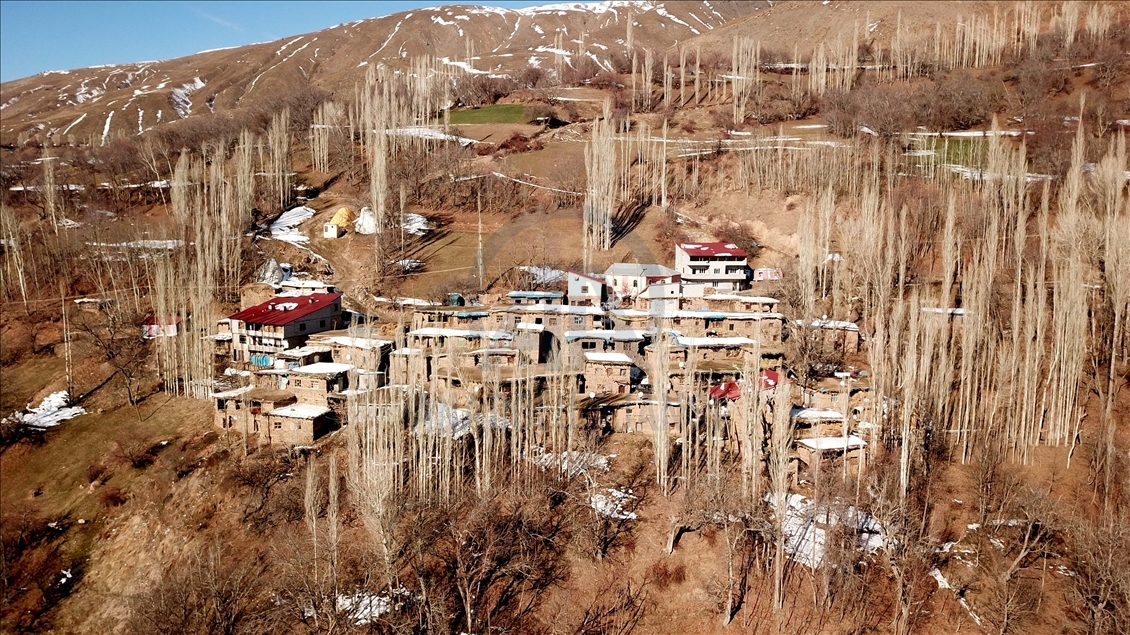 Filyasyon ekipleri, karla kaplı dağ köylerinde salgının izini sürüyor