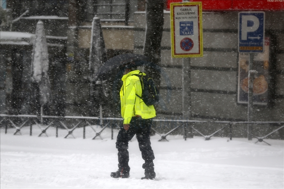 Nevada en Madrid mientras las temperaturas siguen bajando en España