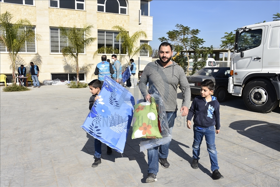 İnsan Vakfından Lübnan'da çadır kampları yanan onlarca Suriyeli mülteci aileye yardım