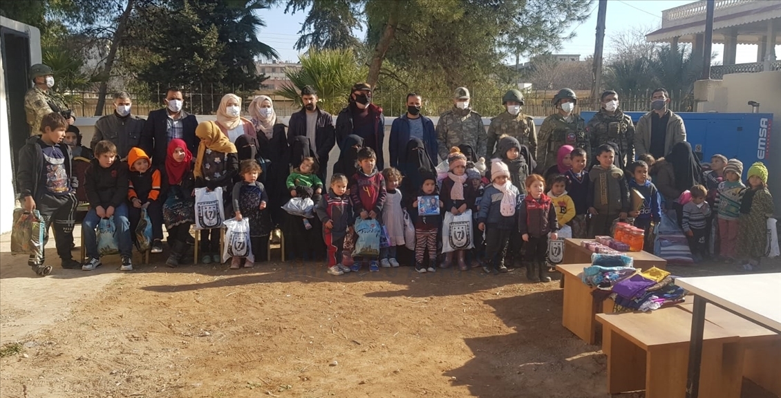 کمک‌های نیروهای مسلح ترکیه به زنان بیوه و کودکان یتیم در راس‌العین