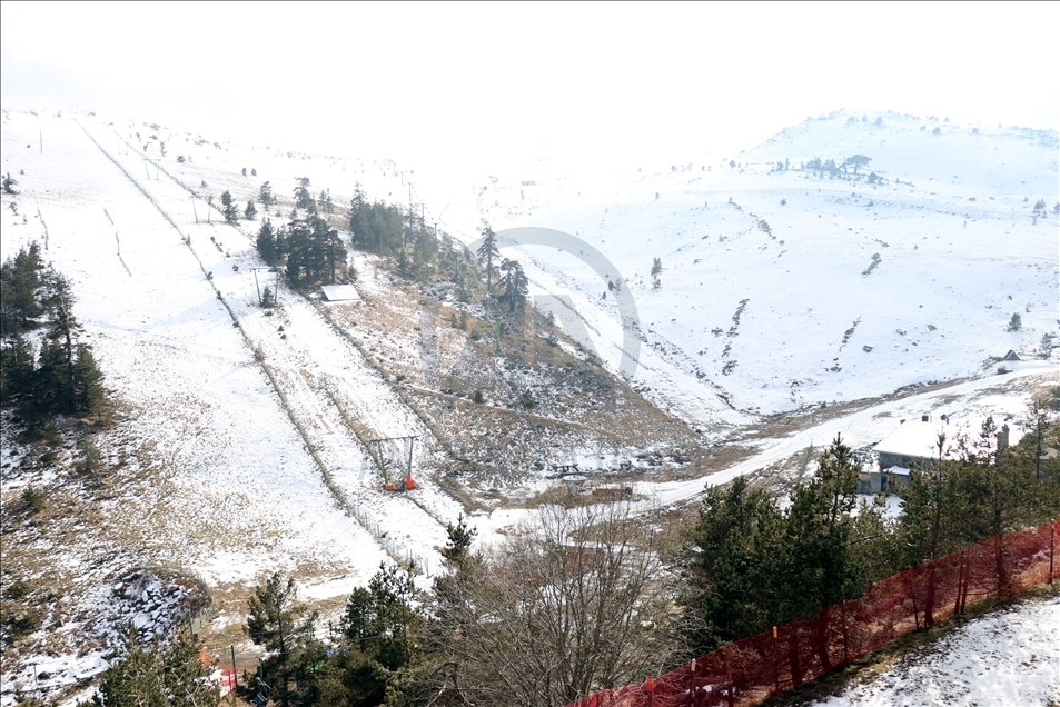 Yapay karla sezonu açan Kartalkaya son yılların en sakin dönemini yaşıyor