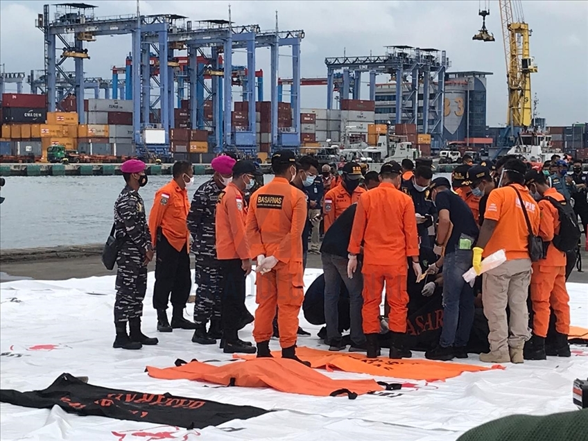 Endonezya’daki uçak kazasına ilişkin yeni kalıntı ve ceset parçaları bulundu