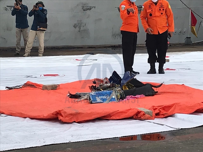 Indonezi, gjenden mbetje të avionit të rrëzuar