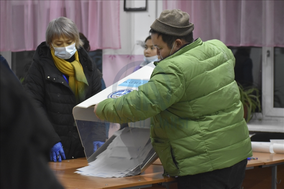 Kirguistán elige nuevo presidente y nuevo sistema de gobierno