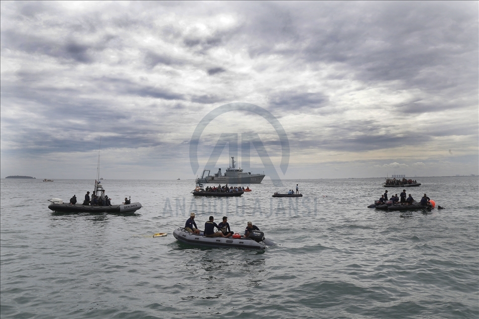 Endonezya Donanması yolcu uçağının düştüğü bölgede arama kurtarma çalışmalarını sürdürüyor