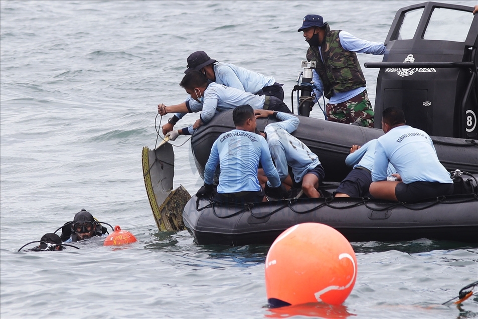 Endonezya Donanması yolcu uçağının düştüğü bölgede arama kurtarma çalışmalarını sürdürüyor