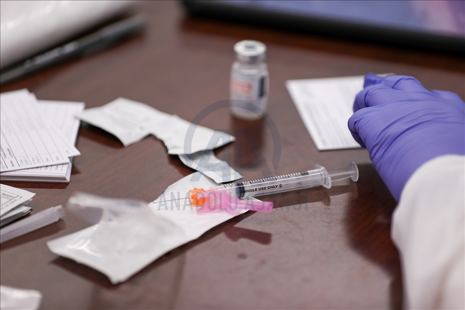 Trabajadores esenciales reciben vacuna contra la COVID-19 en Nueva York