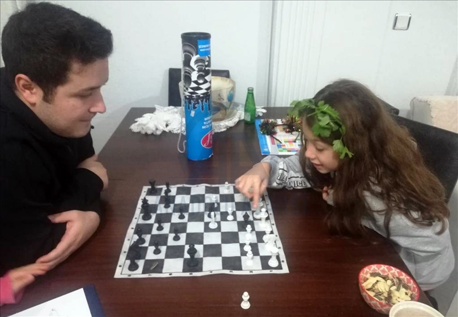 تركيا.. "حملة شطرنج" عائلية أيام حظر التجوال