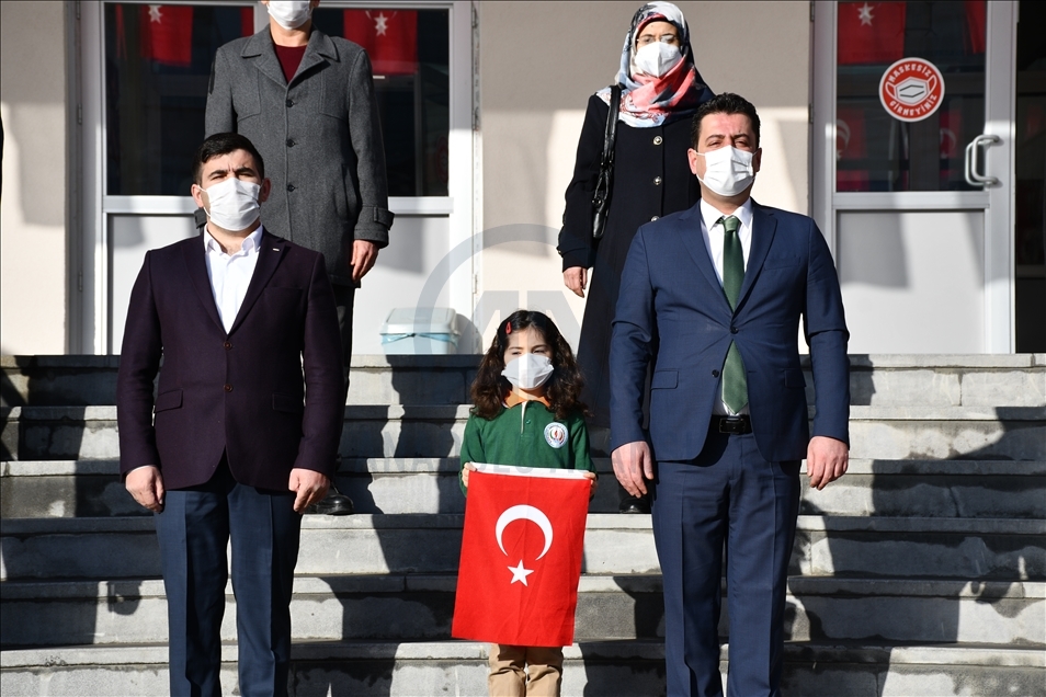 Bakan Selçuk'tan, "okulların bahçesinde İstiklal Marşı okunsun" çağrısı