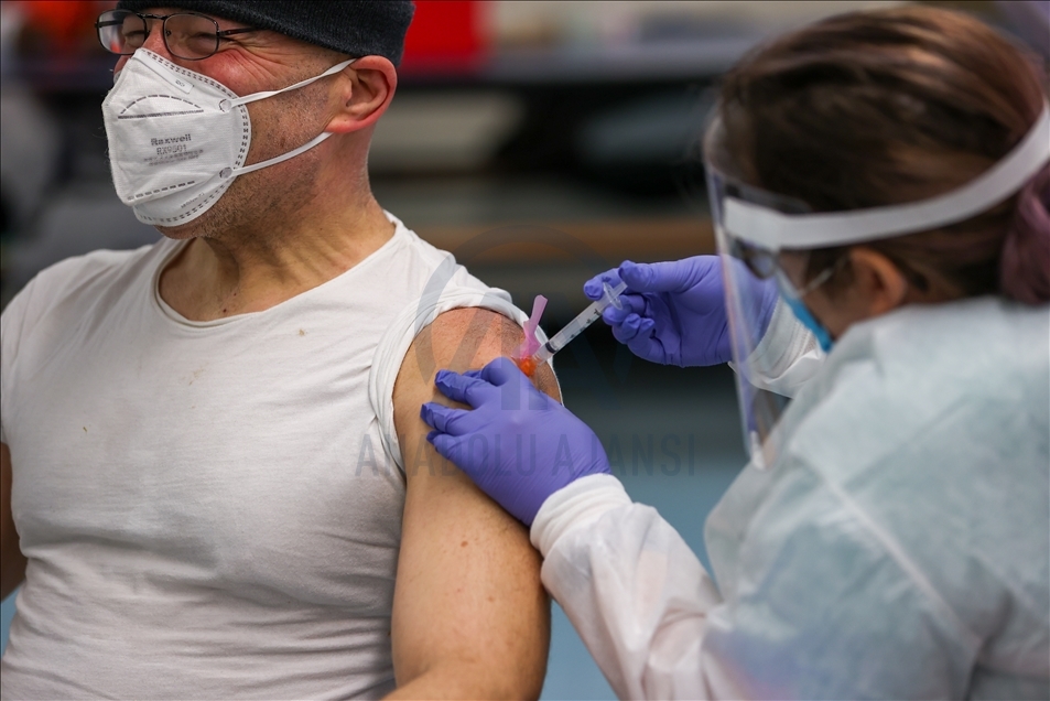 Trabajadores esenciales reciben vacuna contra la COVID-19 en Nueva York