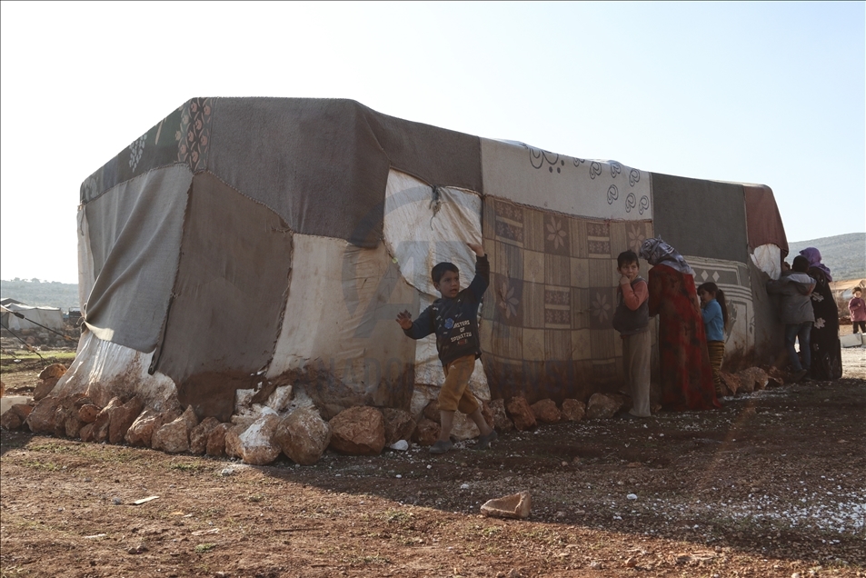 Жители Идлиба спасаются от холодов в прогнивших и ветхих палатках