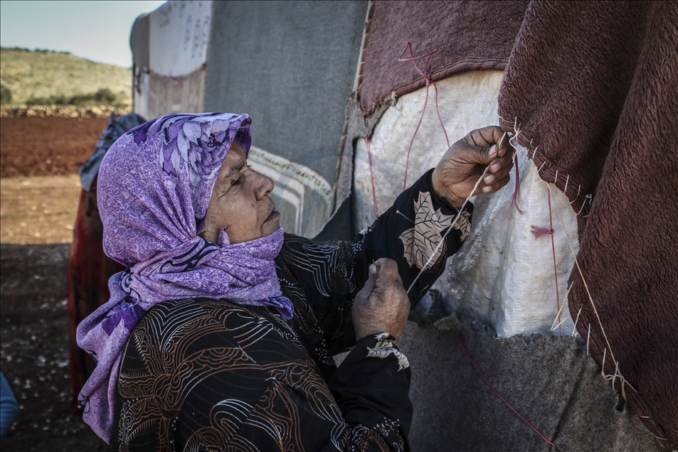 Жители Идлиба спасаются от холодов в прогнивших и ветхих палатках