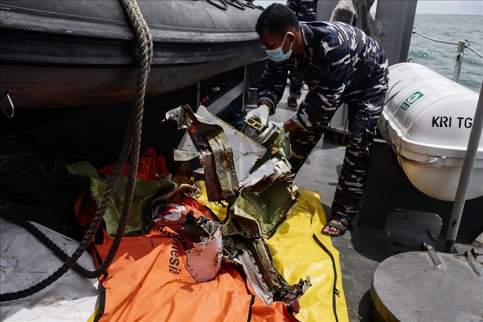 Tim Angkatan Laut terus lakukan pencarian pesawat Sriwijaya Air