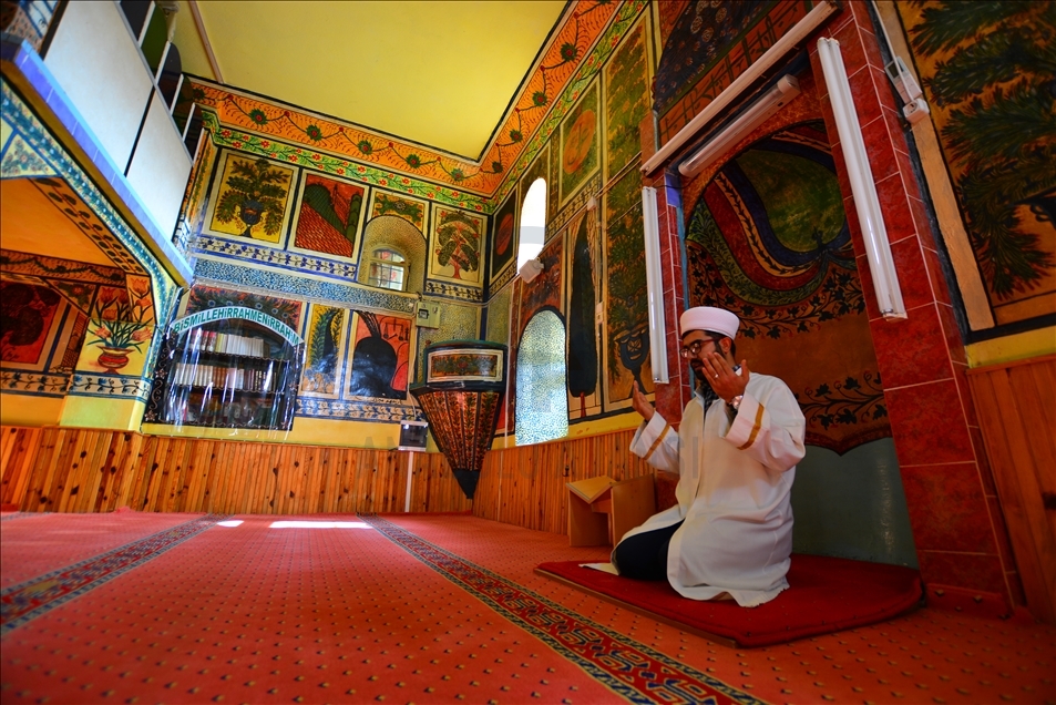 La mosquée "Ahatalar" en Turquie : une merveille de peintures artistiques et de décorations historiques