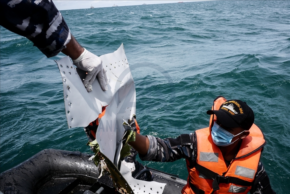 Tim Angkatan Laut terus lakukan pencarian pesawat Sriwijaya Air