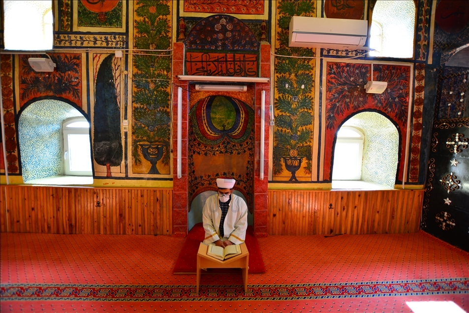 La mosquée "Ahatalar" en Turquie : une merveille de peintures artistiques et de décorations historiques