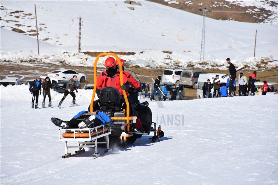 Hakkari'de kayakseverlerin huzur ve güvenliği JAK timlerine emanet