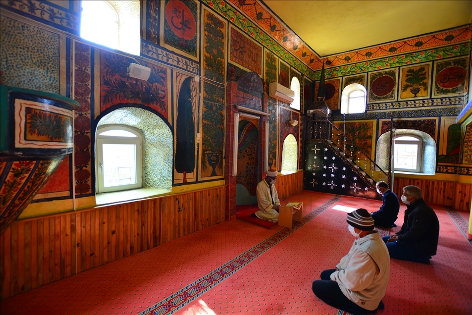 La mosquée "Ahatalar" en Turquie : une merveille de peintures artistiques et de décorations historiques