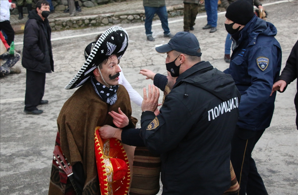 Учесниците на „Вевчанскиот карневал" се сурдрија со полицијата поради масовно собирање