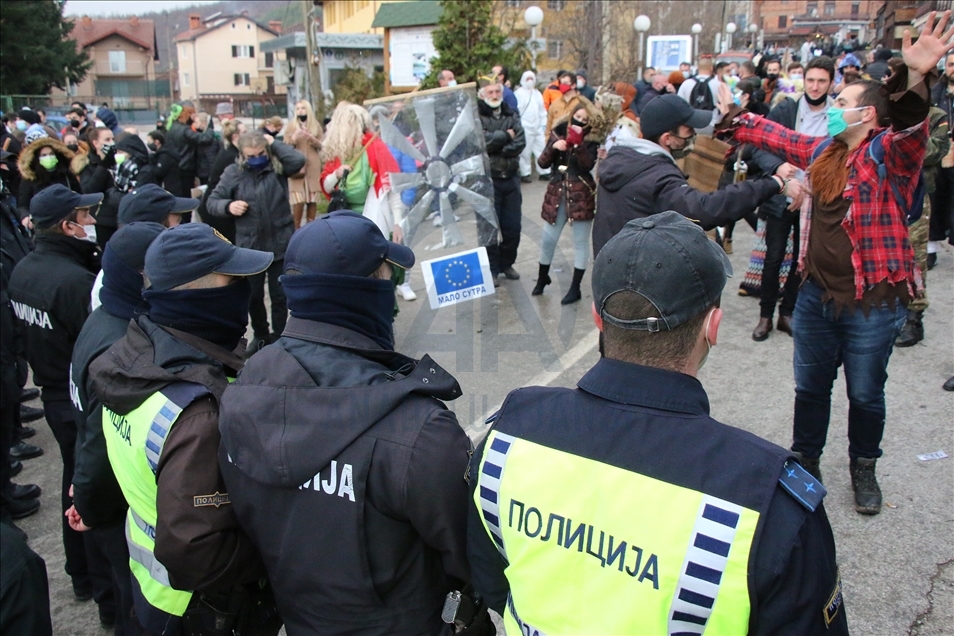 "Karnavali i Vevçanit" përplaset me policinë për shkak të grupimit në masë