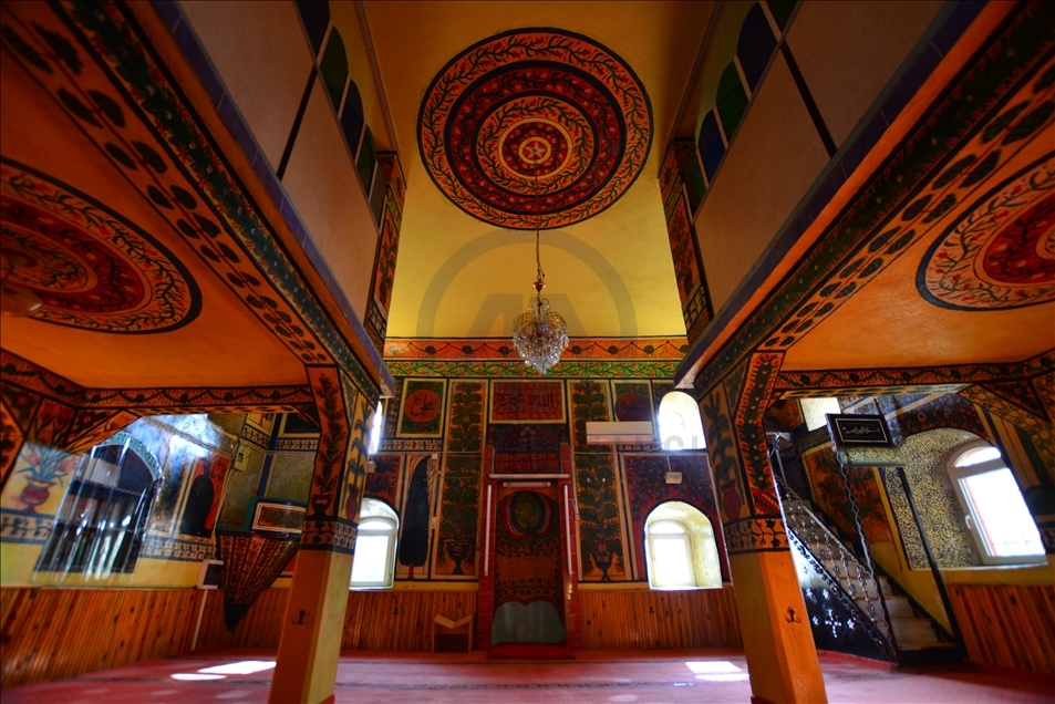 La mosquée "Ahatalar" en Turquie : une merveille de peintures artistiques et de décorations historiques