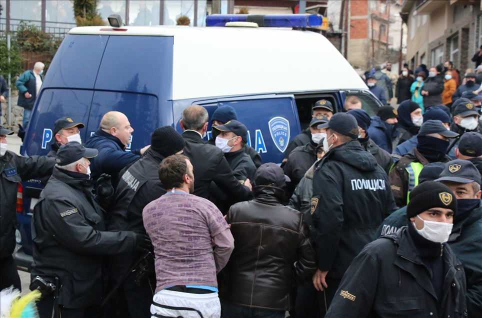 Учесниците на „Вевчанскиот карневал" се сурдрија со полицијата поради масовно собирање