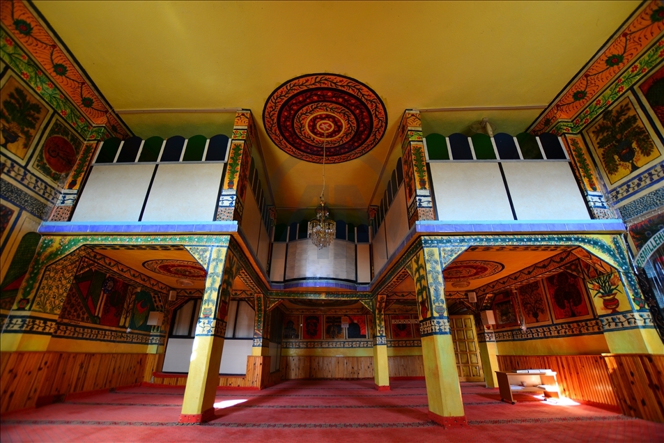 La mosquée "Ahatalar" en Turquie : une merveille de peintures artistiques et de décorations historiques