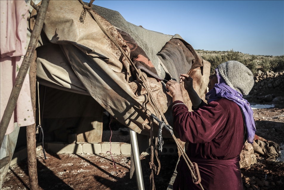 İdlibli aileler, çürüyen çadırlarını yamayarak yağmur ve soğuktan korunmaya çalışıyor