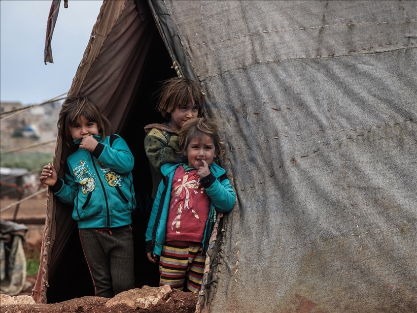 Idlib: Sirijci u kampovima kako bi prezimili lože materijale koji ugrožavaju njihovo zdravlje
