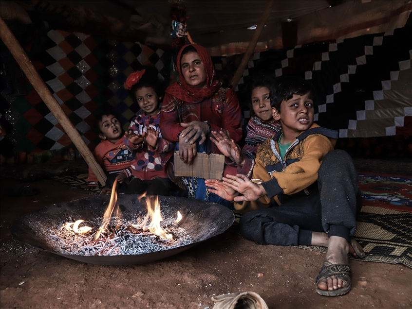 İdlib'de yerinden edilenlerin ısınmak için başvurduğu yollar hastalıklara davetiye çıkarıyor